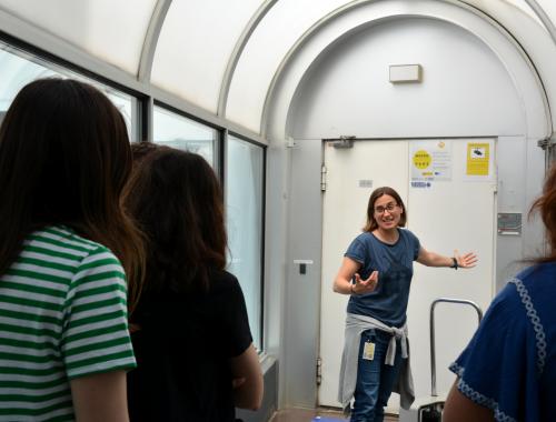 Elisabet Prats obre la porta de Sala Blanca al públic de la visita guiada