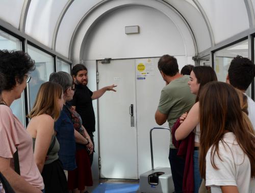 Olaf Vázquez muestra el ingreso a la Sala Blanca de Micro y Nanofabricación al público de la visita