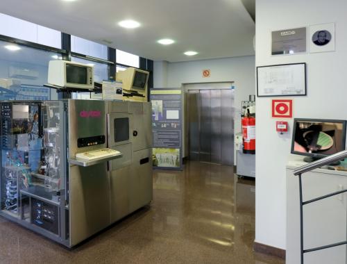 Espai d'Exhibició Microelectrònica Zenon Navarro amb equips antics de sala blanca