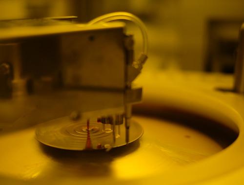 Primer plano de una oblea en fotolitografía