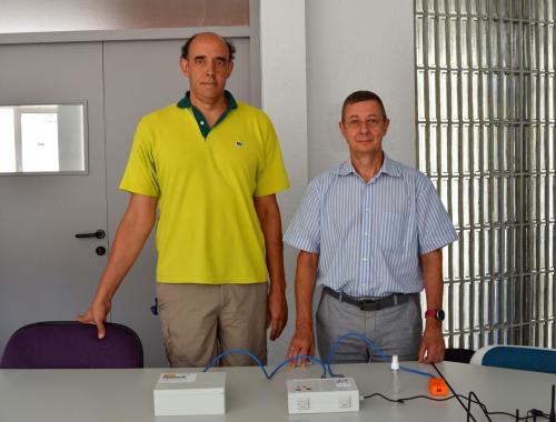 Esteve Amat y Manuel Lozano con el dispositivo de detección de riesgo biológico, química y nuclear desarrollado en el proyecto NEST