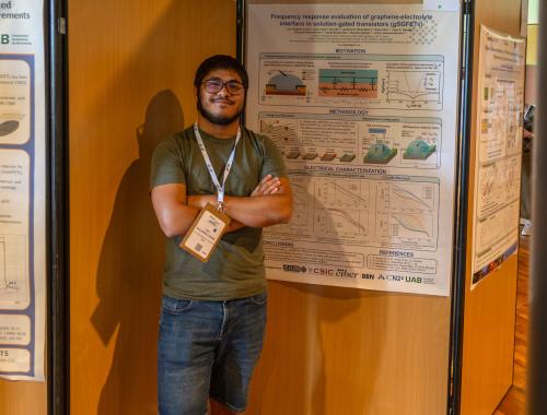 Leo Salgado during a poster presentation at MNE 2024