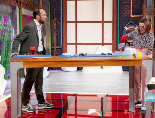 La investigadora y divulgadora Eli Prats en el programa Orbita Laika junto al presentador Eduardo Sáenz de Cabezón. RTVE