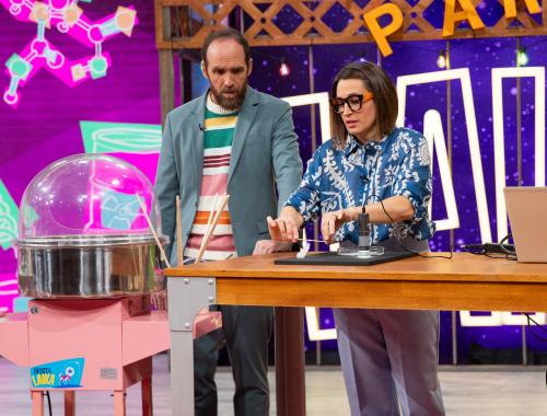 La investigadora y divulgadora Eli Prats en el programa Orbita Laika junto al presentador Eduardo Sáenz de Cabezón. RTVE