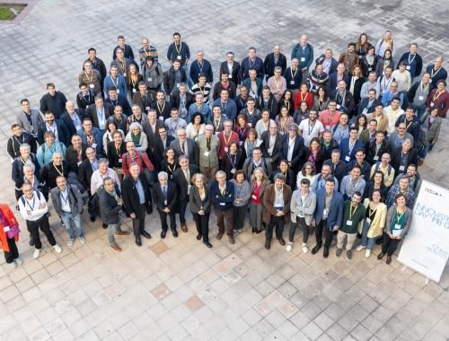 Asistentes reunidos para una fotografía grupal 