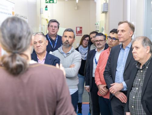 Asistentes del Innovation Day visitando la Sala Blanca del IMB-CNM