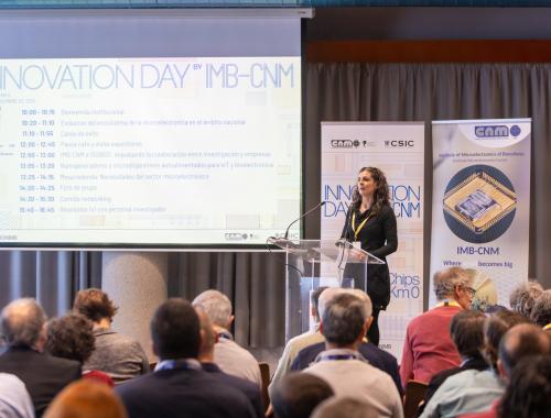 Daniela Bassignana presentando la jornada del Innovation Day