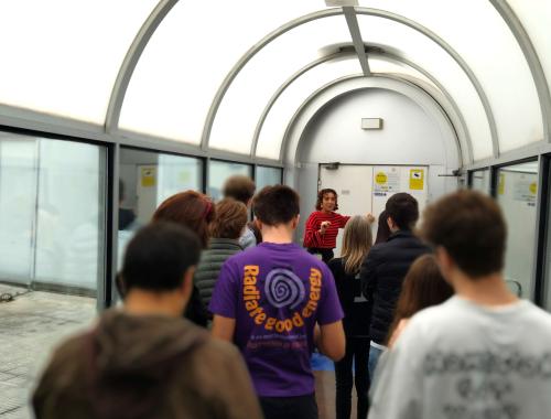 Yohana López en la entrada a la Sala Blanca por una visita de la Semana de la Ciencia 2024