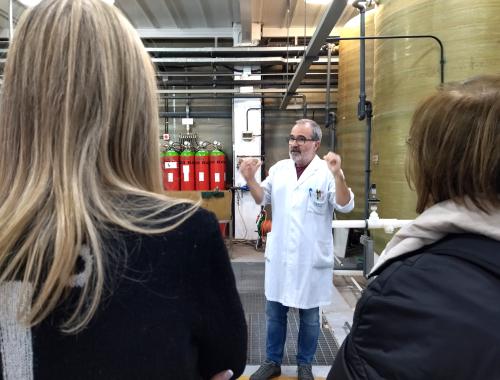 XXavier Mas en Servicios de Sala Blanca por una visita de la Semana de la Ciencia 2024