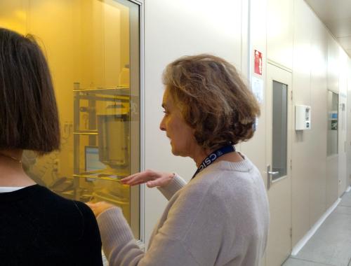 Cecilia Jiménez en el pasillo de Sala Blanca por una visita de la Semana de la Ciencia 2024
