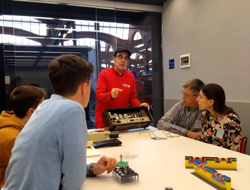 Carles Cané al taller del transistor a l'MNACTEC - Setmana de la Ciència 2024