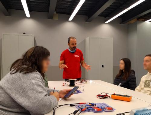 David Sánchez al taller del transistor a l'MNACTEC - Setmana de la Ciència 2024
