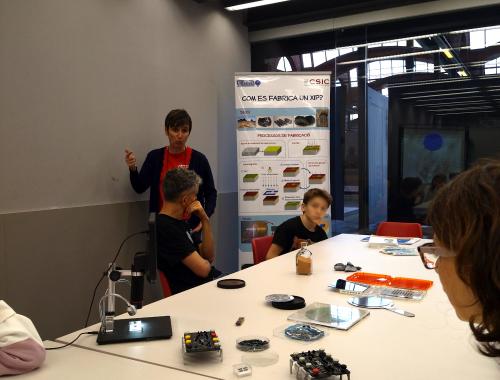 Llibertat Abad al taller del transistor a l'MNACTEC - Setmana de la Ciència 2024