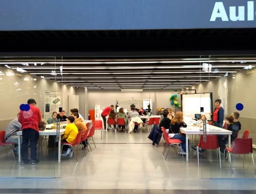 Montaje de tres mesas y asistentes en el taller del transistor en el MNACTEC - Setmana de la Ciència 2024