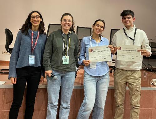Premio a Joel Pérez por póster en el JPhD 2024 posando con diploma y organización