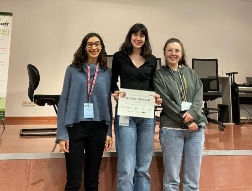 Premio a Carla Riera Llobet por presentación en el JPhD 2024 posando con diploma y organización