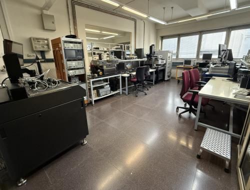 Imagen general de la sala de caracterización eléctrica