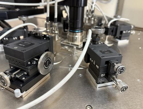 Primer plano del equipo MPI WaferProber del área de caracterización eléctrica