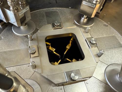 Imagen detalle de las cuatro puntas del equipo MPI TS2000 térmico del área de caracterización eléctrica
