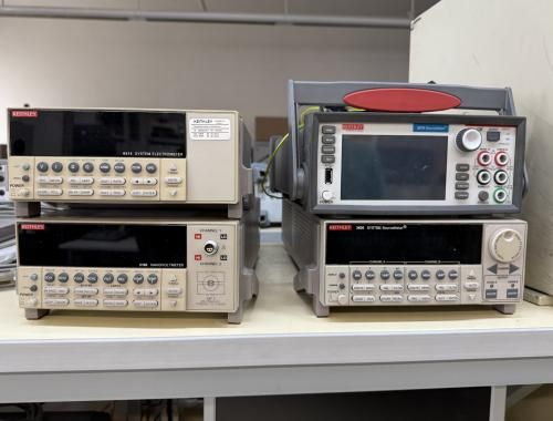 Imagen general de los equipos auxiliares del área de caracterización eléctrica