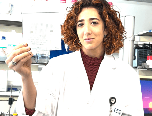 Yohana López sostiene un sensor en el Laboratorio