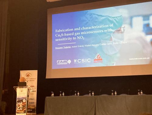 Houyem Trabelsi realizando una presentación oral en el CDE 2025