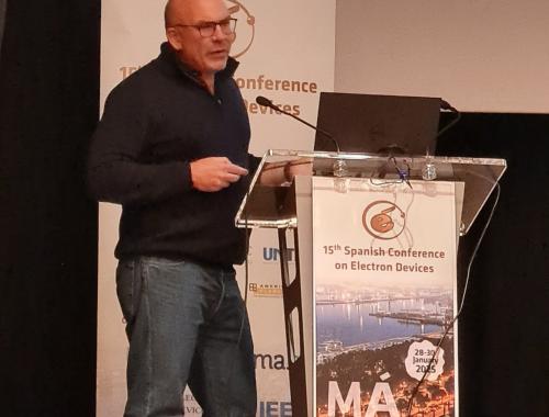 Martín Pérez realizando una presentación oral en el CDE 2025