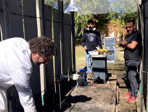 Los investigadores Murat Gunes y Joel Pérez junto a otra persona haciendo pruebas de sensor microelectrónico para detección de incendio forestal en zona de pruebas