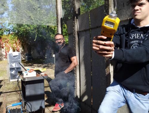 Los investigadores Murat Gunes y Joel Pérez haciendo pruebas de sensor microelectrónico para detección de incendio forestal en zona de pruebas