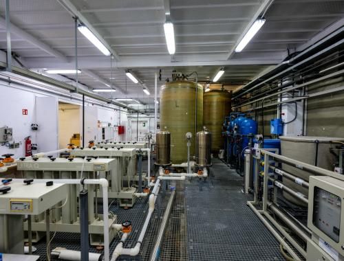 Bombas de agua desionizada en la zona de servicios de sala blanca