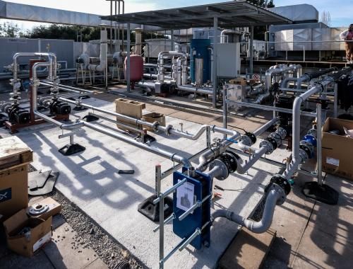 Planta de aguas de la sala blanca en la terraza de la zona de servicios