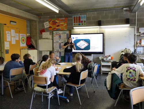 Eva Casals enseña el código binario a alumnado de primaria.