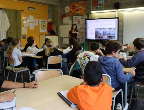 Natalia Bermejo introduce al alumnado al Instituto de Microelectrónica de Barcelona.