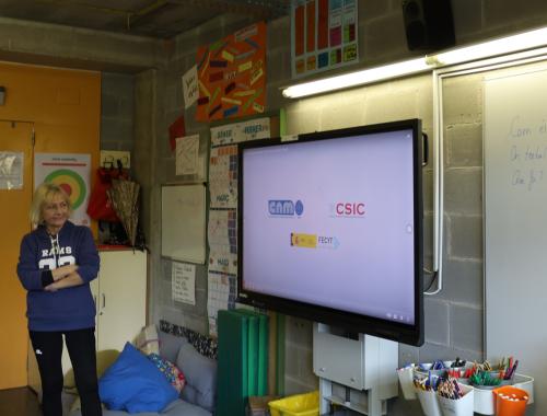 Mercedes Saludes en el taller a alumnado de la Escuela Sant Pere de Ribes mostrando un vídeo de la historia del transistor realizado por el CNM y la FECYT.