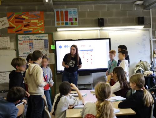Eva Casals enseña el código binario a alumnado de primaria.