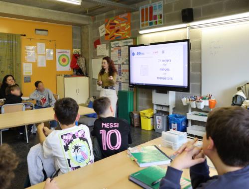 Nerea Alvarez realizando una explicación al alumnado sobre la integración de transistores en los chips.