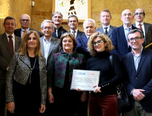 Acto de homenaje a Emilio Lora-Tamayo, foto de grupo con la familia posando con la placa y las autoridades invitadas al acto, director del IMB-CNM, CSIC, UAB, UCJC...