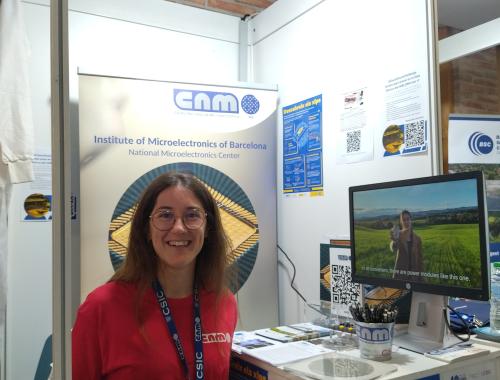 Emma Solà at the IMB-CNM Stand at MEMEnginy 2025 UAB