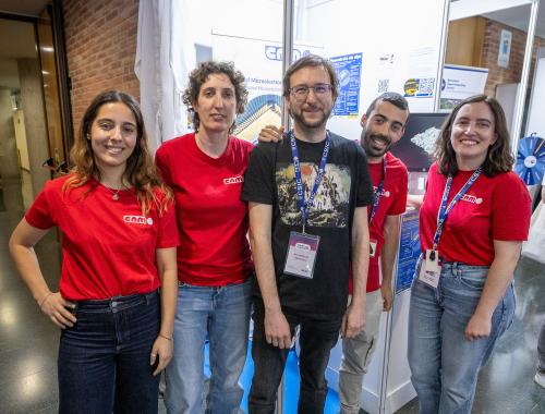 Natalia Bermejo, Marta Fernández, Jordi Llobet, Dani Ortega y Sabela Rey en el stand del IMB-CNM en MEMEnginy UAB 2025