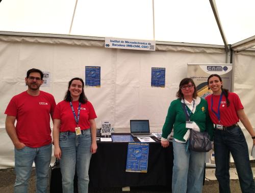 Iñigo Martin, Sabela Rey, Raquel Villero y Aida Visús en el stand del IMB-CNM en la Feria de Empresas de la UB