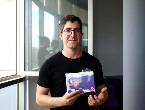 Alberto del Moral with the prize for Best Poster at the Young Researchers Day 2025