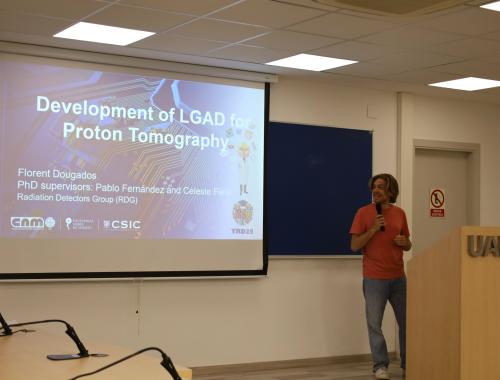 Florent Dougados presenting at the IMB-CNM Young Researchers Day 2025