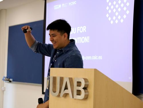 Felipe Zamorano presenting at the IMB-CNM Young Researchers Day 2025