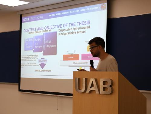 David Batet presenting at the IMB-CNM Young Researchers Day 2025