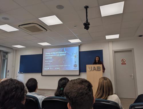 Aida Visús presenting at the IMB-CNM Young Researchers Day 2025