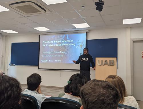 Leo Salgado presenting at the IMB-CNM Young Researchers Day 2025