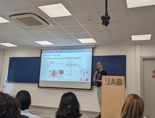 Pol Ainoza presenting at the IMB-CNM Young Researchers Day 2025