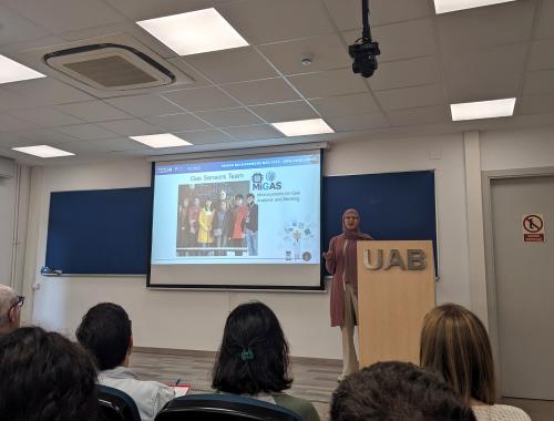 Houyem Trabelsi presenting at the IMB-CNM Young Researchers Day 2025