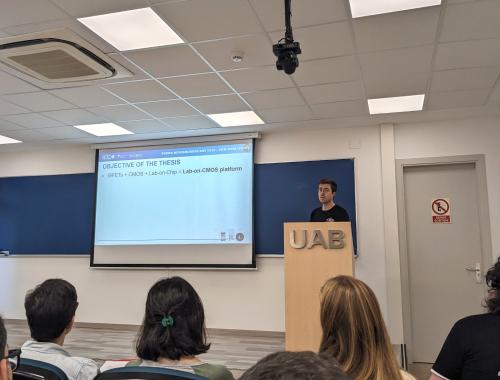 Javier Cuenca presenting at the IMB-CNM Young Researchers Day 2025