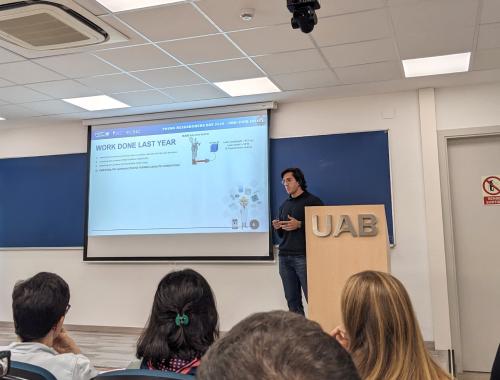 Arnau Fons presenting at the IMB-CNM Young Researchers Day 2025